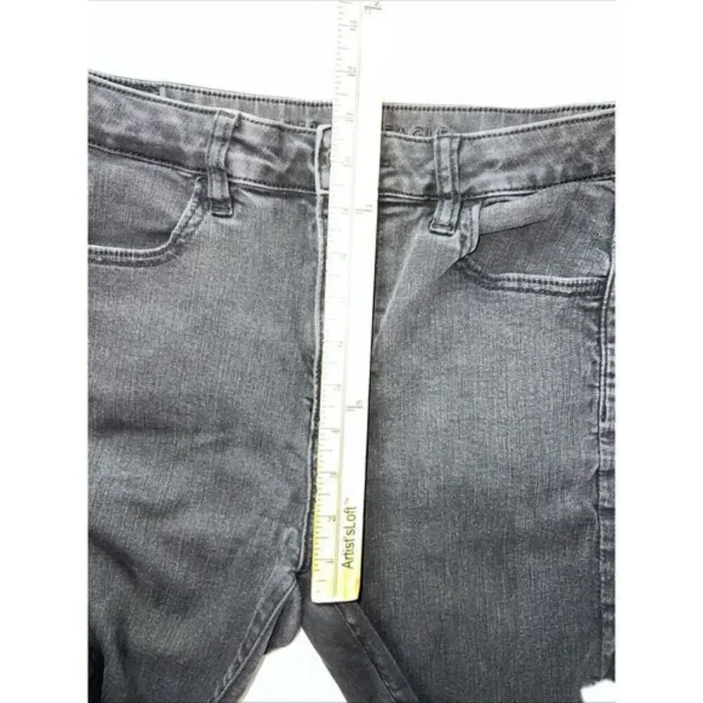 American Eagle Outfitters little pulling